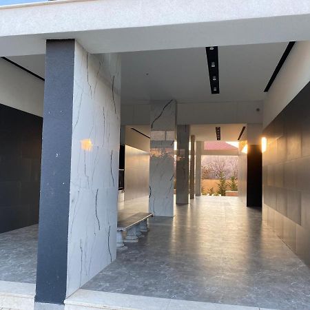 Jon'S Duplex Apartment ติรานา ภายนอก รูปภาพ